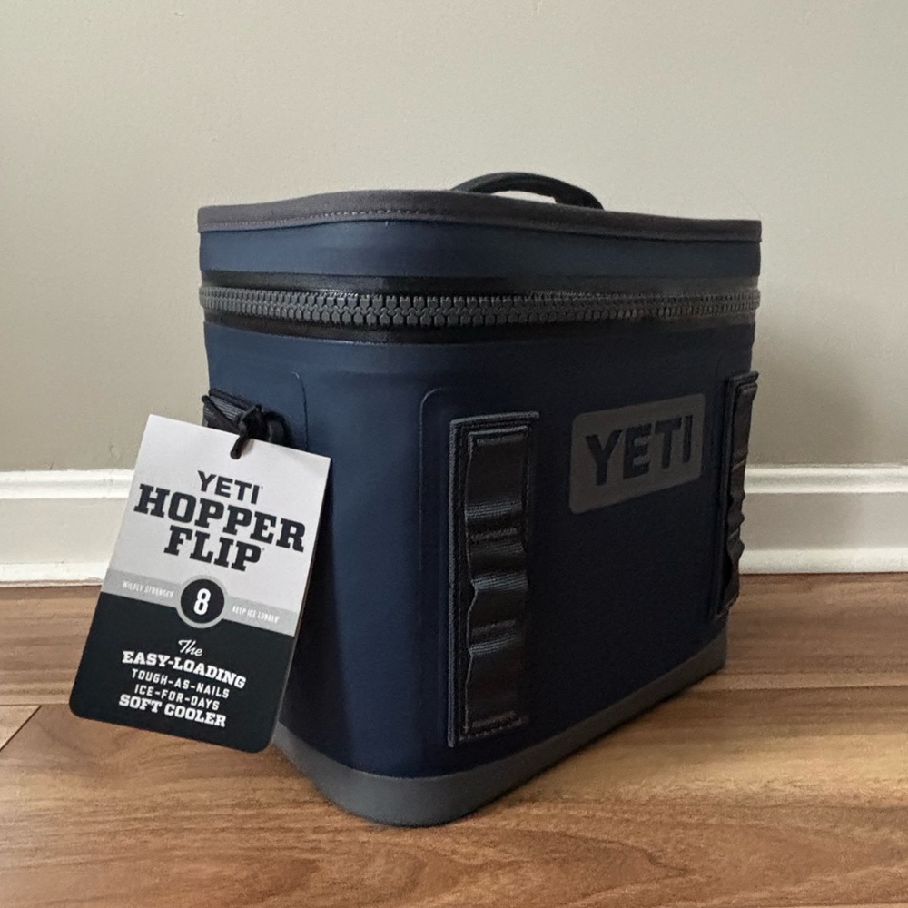 YETI Hopper Flip 8 Cooler, Navy
